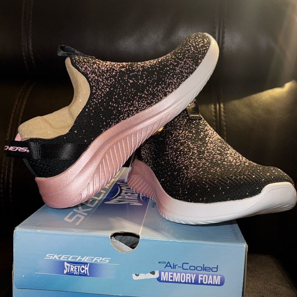 Skechers Unisex-Child Ultra Flex 3.0-All Things S Sneaker size 4 new in the box